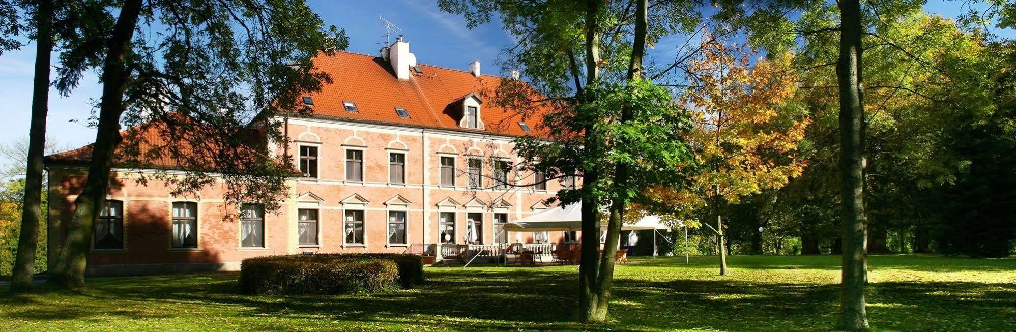 Lezno Palace Exterior photo